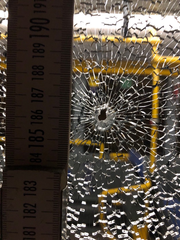 POL-E: Essen: Fensterscheibe eines fahrenden Busses beschädigt - Zeugen gesucht