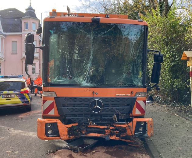 POL-ME: Handbremse vergessen: Müllwagen rollt unkontrolliert und beschädigt sechs Fahrzeuge - Mettmann - 2311019