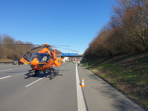 FW-OB: Schwerer Verkehrsunfall auf der BAB A 2 Duisburger Feuerwehreinheiten und der Rettungshubschrauber unterstützen im Oberhausener Stadtgebiet