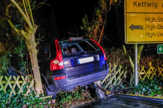 FW-Heiligenhaus: Auto stieß Gastank und Strommast um (Meldung 4/2018)