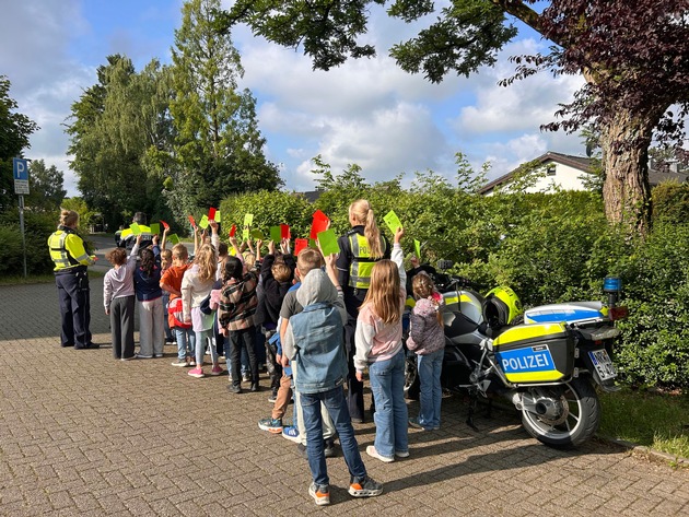 POL-ME: Denk- oder Dankzettel - Grundschulkinder kontrollieren Geschwindigkeit - 2506047
