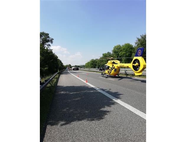 POL-VDMZ: Ein geplatzter Reifen - Zwei Verletzte - Fahrbahn blockiert