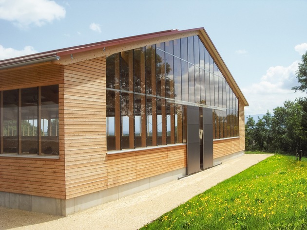 Pferd Bodensee startet in 2 Tagen: Schlosser Holzbau zeigt Aktiv-Reithalle (SAR)