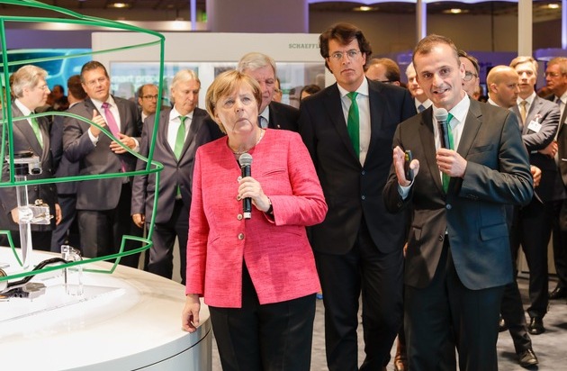 Schaeffler: Angela Merkel besucht Schaeffler auf der IAA