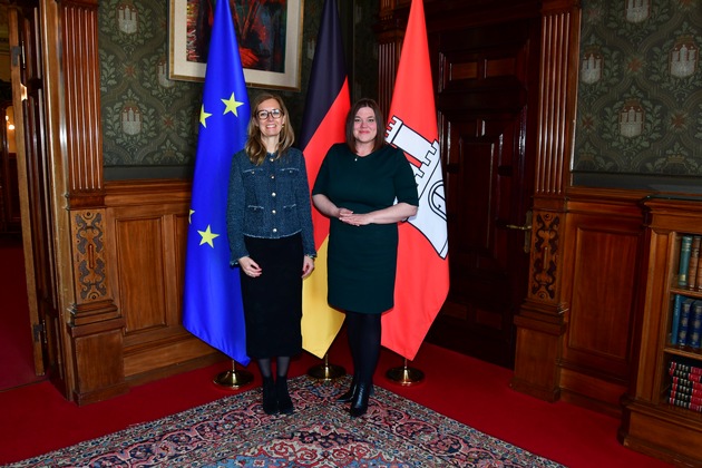 Regierungschefin-Stellvertreterin Sabine Monauni zu politischen Gespr&auml;chen und Vernissage in Hamburg