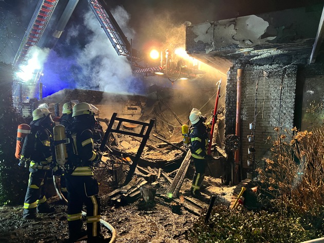 FW-PLÖ: &quot;Feuer,groß mit Menschenleben in Gefahr&quot; in Mönkeberg, 1 verletzte Person gerettet