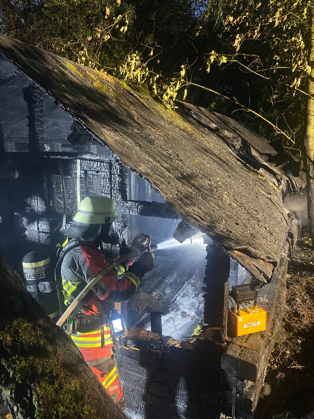 FW Norderstedt: Brand einer Waldhütte zwischen Syltkuhlen und Oadby-and-Wigston-Straße