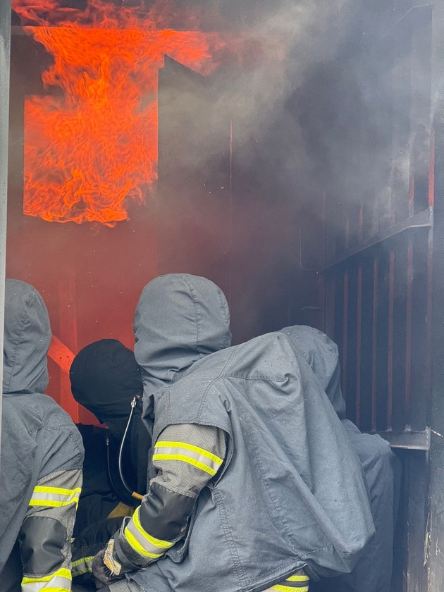 FW-EN: Wetter - Heißausbildung bei der Berufsfeuerwehr Hagen