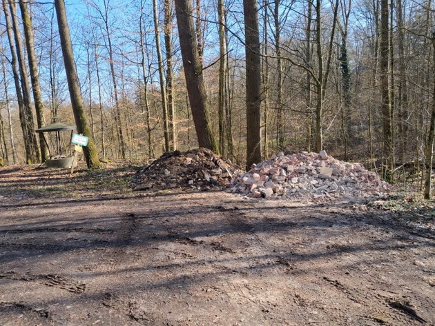 POL-HN: Main-Tauber-Kreis: Zeugenaufruf zu illegaler Ablagerung von Bauschutt