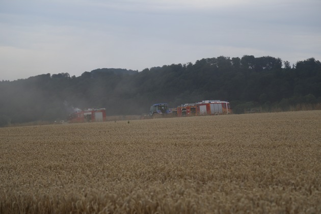 POL-HM: Brand eines Mähdreschers