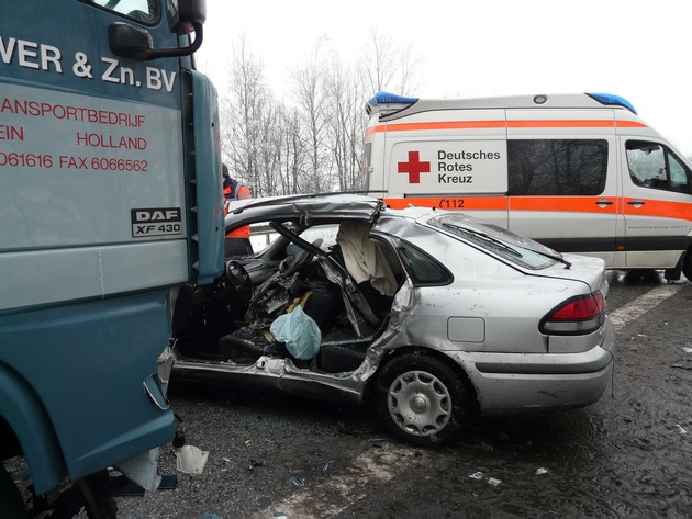 POL-WL: Dibbersen - Schwerer Schneeglätteunfall ++ Stelle - Trunkenheitsfahrt ++ Elstorf - Einbrüche in Einfamilienhäuser ++ Drage/ Elbstorf - Kupferdachrinnen entwendet ++