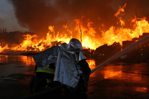 FW-E: 2500 m² Holzpaletten Raub der Flammen, zwei Feuerwehrmänner bei Löscharbeiten verletzt