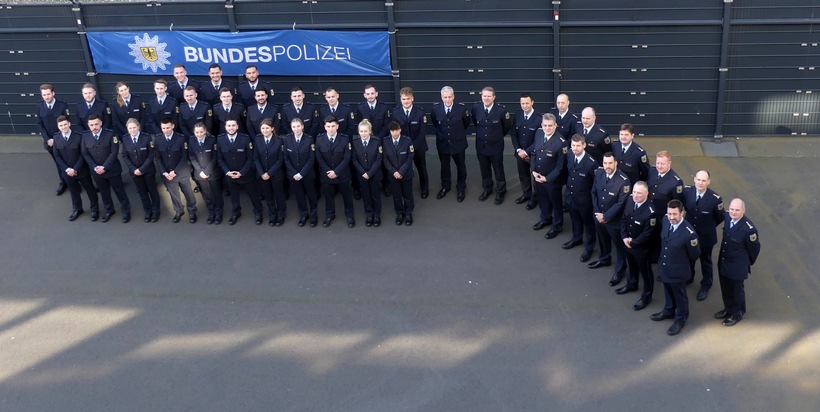BPOL NRW: Verstärkung bei der Bundespolizei am Flughafen Düsseldorf - Über 60 neue Kolleginnen und Kollegen vereidigt