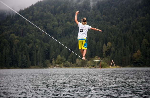 HD PLUS GmbH: HD+ Testimonial Alex Schulz bricht seinen eigenen Weltrekord im Slacklinen über Wasser (FOTO)