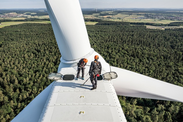 Industrie- und Kletterhelme von ABUS – Erweiterung des Produktportfolios um Persönliche Schutzausrüstung