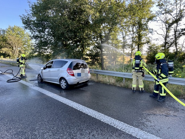 FW Alpen: Pkw-Brand auf der Autobahn 57