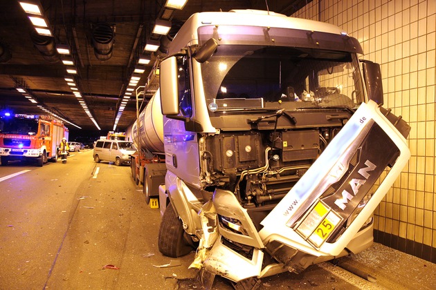 FW-E: Verkehrsunfall im A40-Tunnel mit Tankzug und mehreren Pkw, vier Verletzte