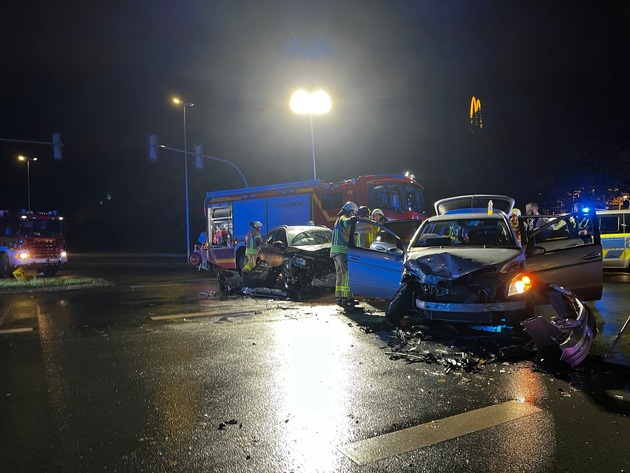 FF Bad Salzuflen: Drei Verletzte bei schwerem Verkehrsunfall auf Hauptkreuzung / Rudolph-Brandes-Allee für rund eine Stunde am Mittwochabend gesperrt