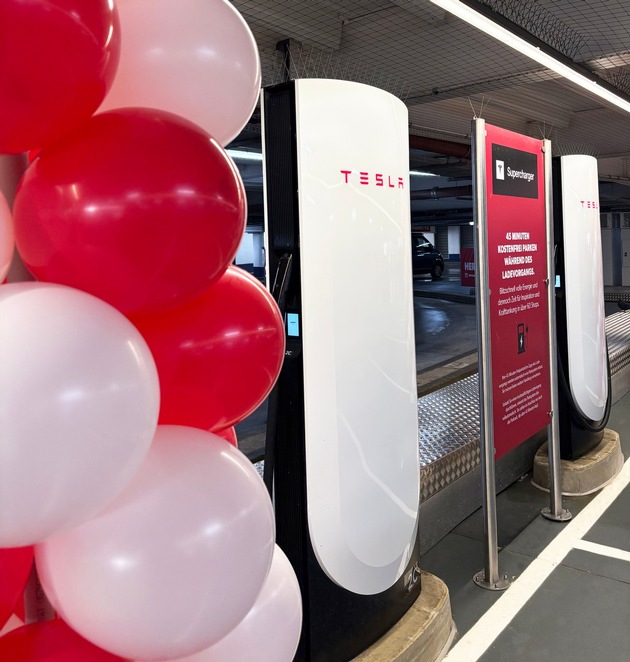 Tesla nimmt Supercharger-Station auf der Marktplatz Galerie Hamburg in Betrieb