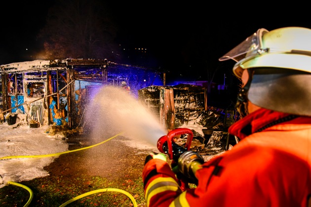KFV-CW: Zwei Wohnwagen mit Anbauten auf Bad Liebenzeller Campingplatz komplett ausgebrannt. Keine verletzten Personen.