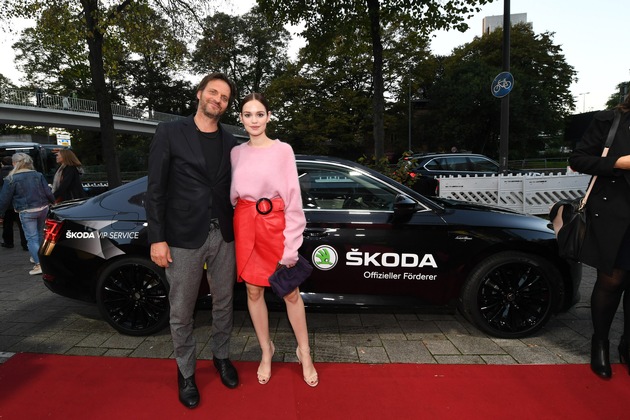 SKODA sorgt beim Filmfest Hamburg für eine glamouröse Vorfahrt der Stars (FOTO)