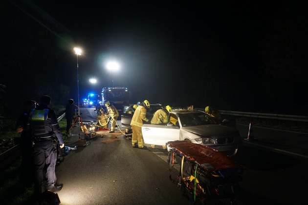 FW Ratingen: Verkehrsunfall auf der BAB 44 mit mehreren Verletzten