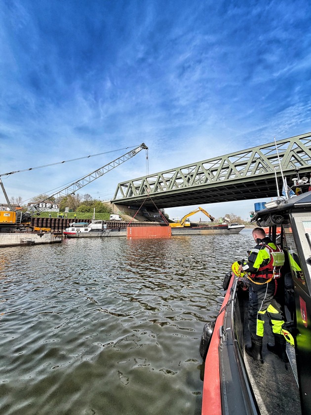 FW-NE: Containerschiff kollidiert mit Br&uuml;cke | Container st&uuml;rzen ins Wasser