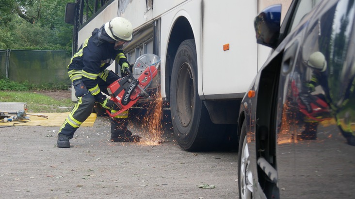FW Celle: Technische Rettung aus Bus geübt!