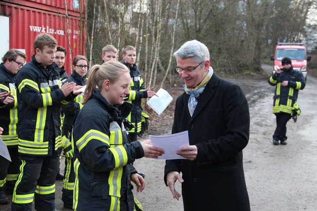 FW-GL: Grundausbildungslehrgänge 2017 der Feuerwehr Bergisch Gladbach endeten mit Prüfung - 13 neue Feuerwehrfrauen und -männer für Bergisch Gladbach