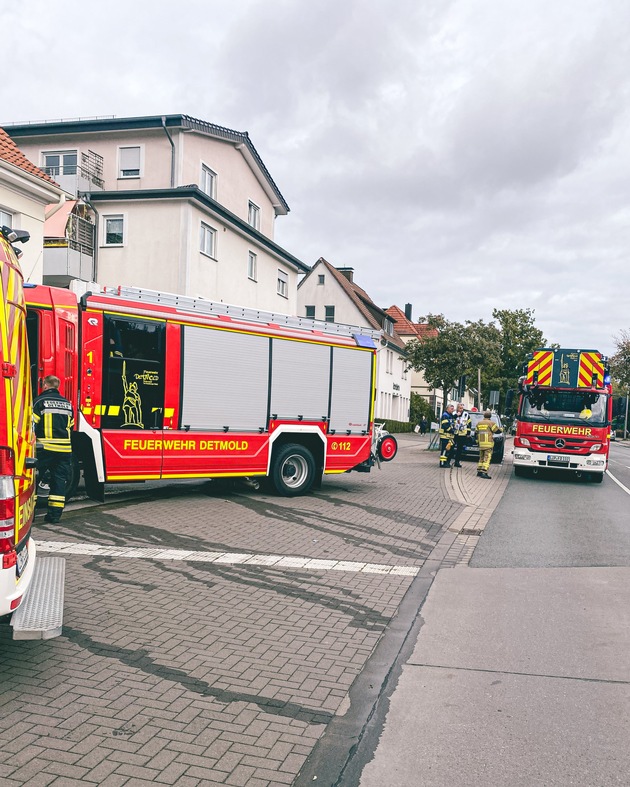 FW-DT: Brand in Ladengeschäft erfolgreich gelöscht, 17 Personen und vier Tiere evakuiert