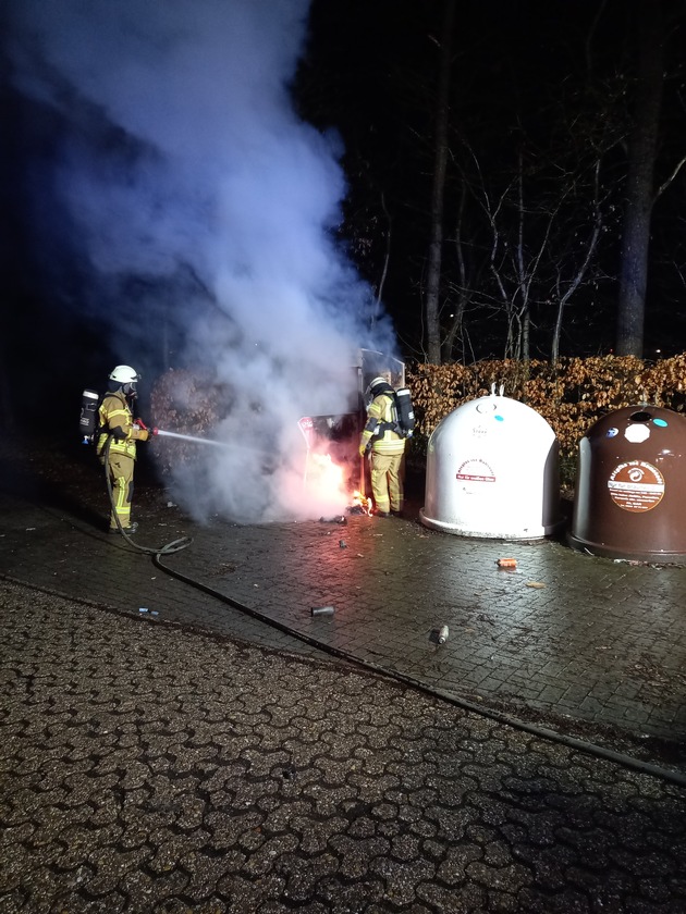 FW-OLL: Altkleidercontainer in Flammen