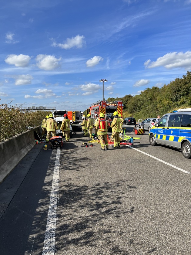 FW Ratingen: Schwerer Verkehrsunfall in Ratingen - Feuerwehr öffnet Fahrzeug