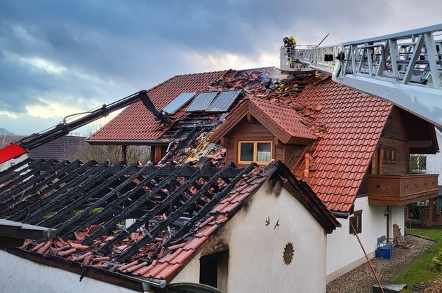 FW-AR: Enormer Schaden an Wohnhaus durch Carportbrand