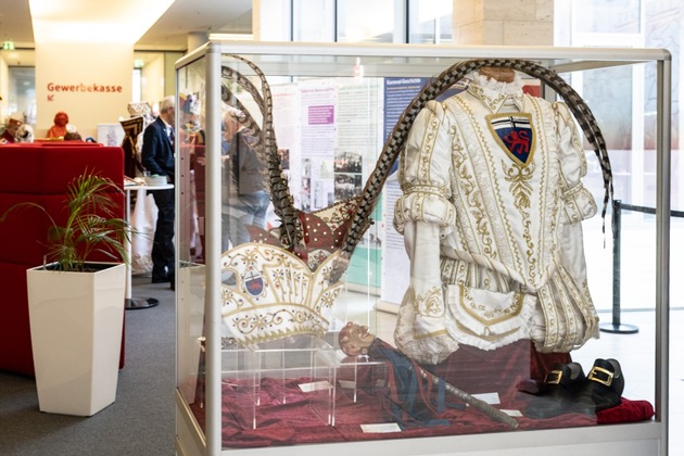 Bonner Prinzenpaar besucht Karnevalsausstellung der Sparkasse K&ouml;lnBonn
