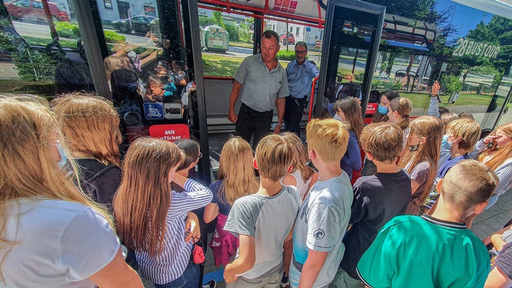POL-AC: Kinder &quot;lernen&quot; Busfahren: ASEAG und Polizei veranstalten Bustour