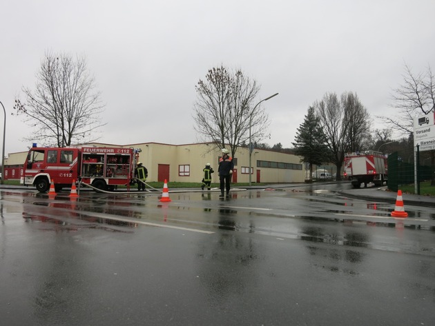 FW-AR: Verrauchte Produktionshalle in Arnsberg-Bruchhausen ruft Feuerwehr auf den Plan