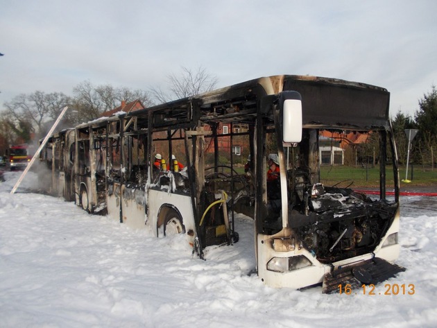 POL-NI: Linienbus brennt vollständig aus - Insassen bleiben unverletzt -Bild im Download-