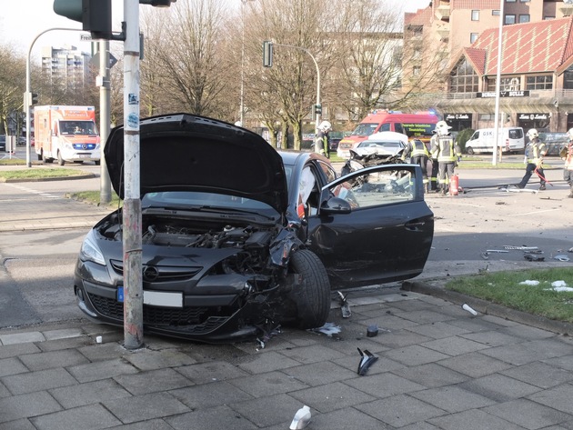 FW-GE: Verkehrsunfall in Gelsenkirchen Buer