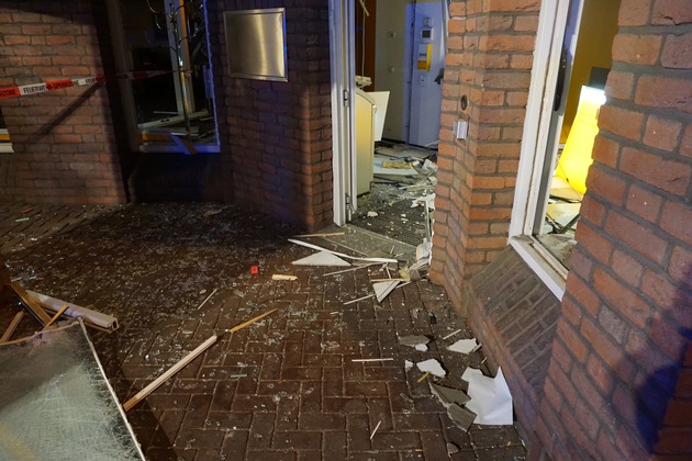 FW Ratingen: Explosion in Höseler Wohn- und Geschäftsgebäude verursacht umfangreiche Schäden