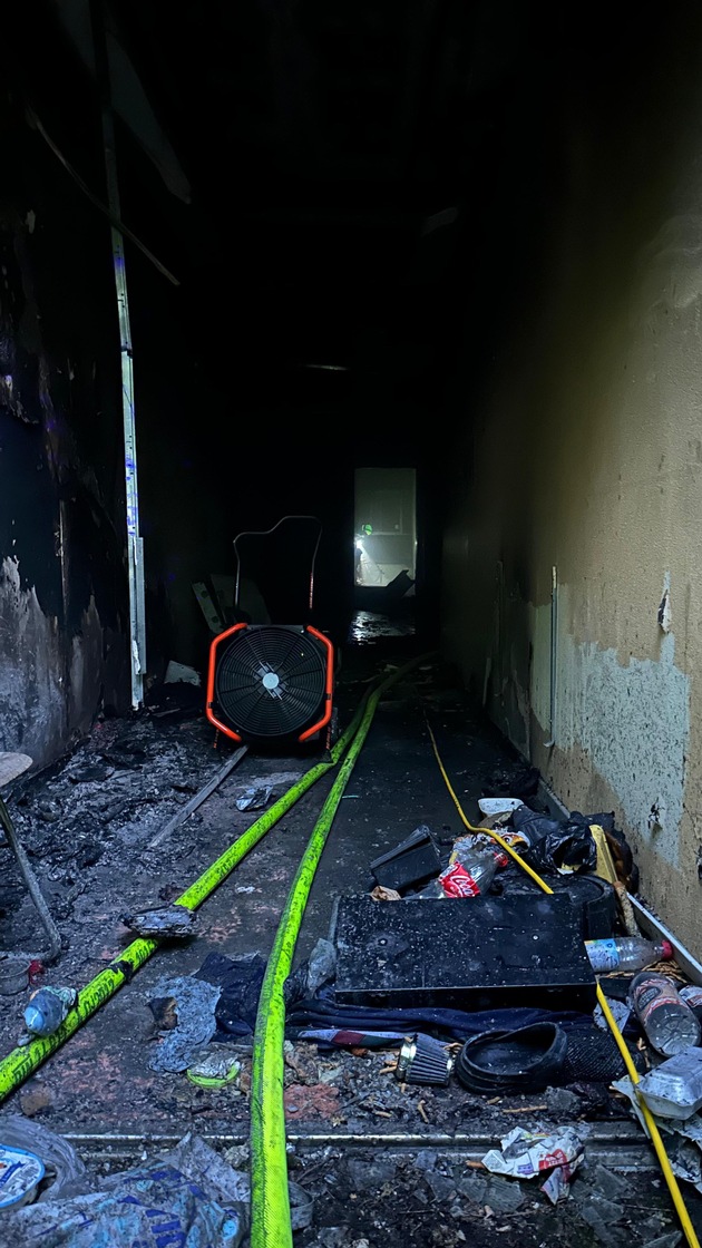 FW-E: Feuer in leerstehender Schule - Feuerwehr geht zunächst von Menschenrettung aus
