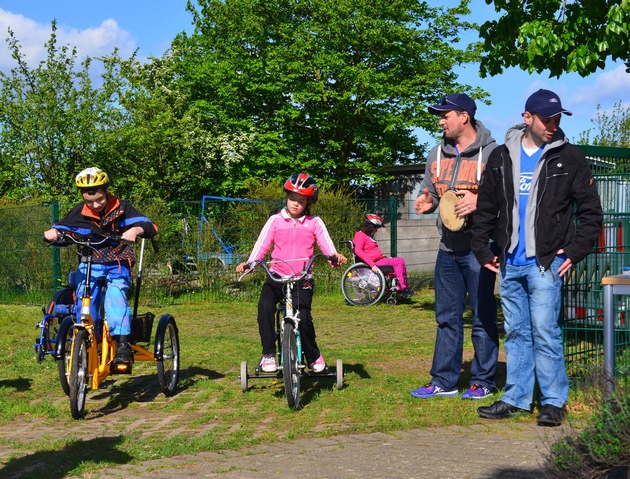 Ford-Beschäftigte unterstützen 170 Kinder mit Handicap bei Förderschul-Triathlon (FOTO)