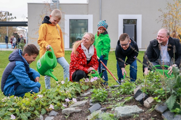 Grundschule Letzlingen startet Schulgarten-Projekt mit AOK / Gemäß dem Letzlinger Schulmotto: „Zusammen wachsen- Zusammenwachsen“ möchte die AOK Kindern Naturbewusstsein und nachhaltige Ernährung vermitteln