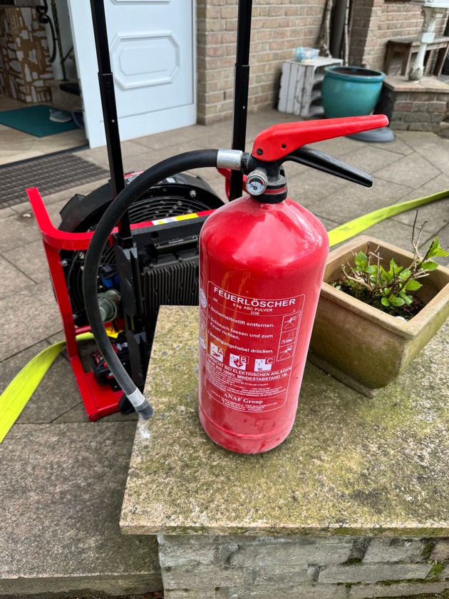 FW Dinslaken: Hund nach Kellerbrand wohlauf