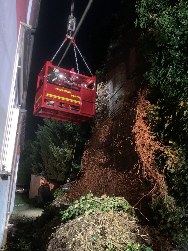 FW-DO: Nicht alltäglicher Einsatz für die Feuerwehr - Hauswand musste noch in der Nacht von Efeu befreien