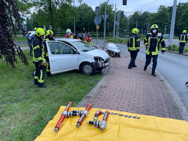 FW-GE: Verkehrsunfall mit mehreren beteiligten Fahrzeugen und zwei verletzten Personen auf der Münsterstraße im Stadtteil Bismarck