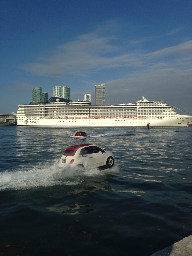 «The Italians are coming» - MSC Divina accompagnées par des FIAT 500 flottantes au port de Miami (Image/Video
