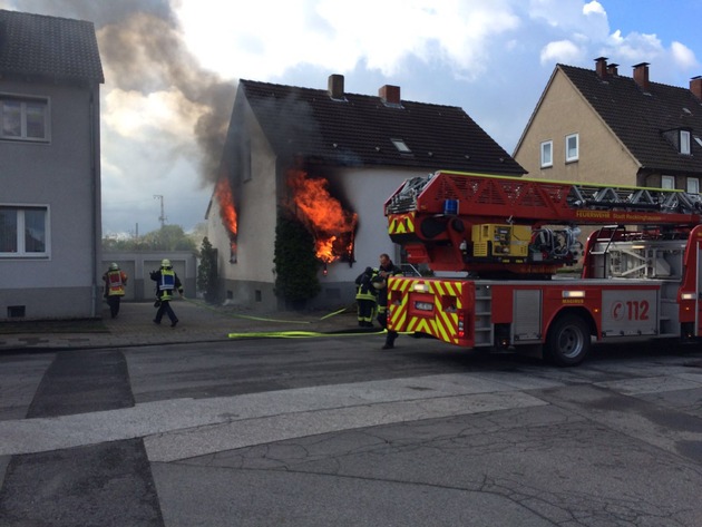 FW-RE: Wohnungsbrand mit einer schwer verletzten Person