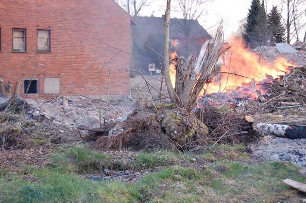 POL-STH: Nicht genehmigtes Osterfeuer