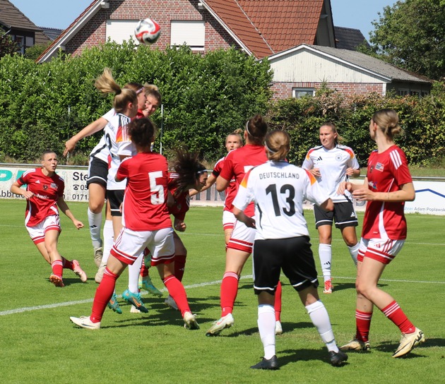 POL-CLP: Polizei-Fußball-EM der Damen in Lohne - Platzierungsspiele - Bilder vom Halbfinale Deutschland gg. Österreich