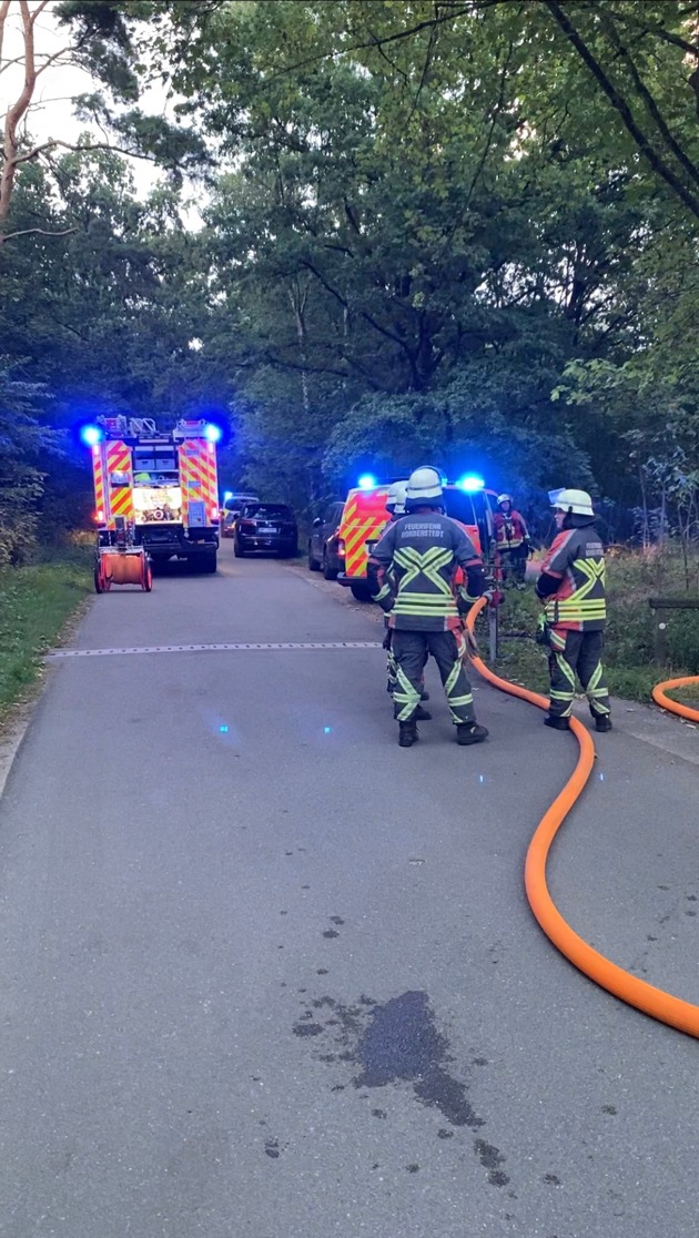 FW Norderstedt: Brand einer Waldhütte zwischen Syltkuhlen und Oadby-and-Wigston-Straße